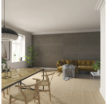 Salon avec table à manger, chaises, canapé et panneaux muraux