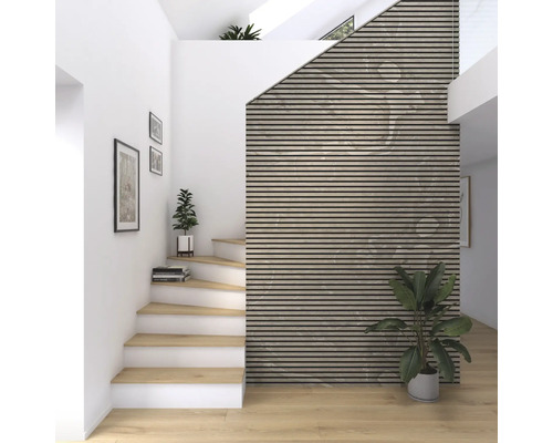Escalier lumineux avec panneaux muraux et éléments décoratifs dans une maison moderne.