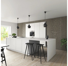 Cuisine lumineuse avec îlot de cuisine, tabourets de bar et suspensions