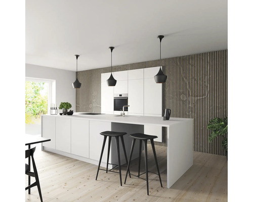 Cuisine lumineuse avec îlot de cuisine, tabourets de bar et suspensions