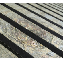 Gros plan de panneaux en pierre naturelle avec accents sombres pour la décoration murale