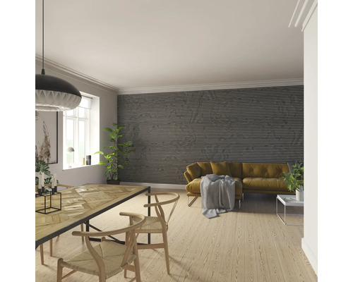 Salon avec table à manger, chaises, canapé et panneaux muraux