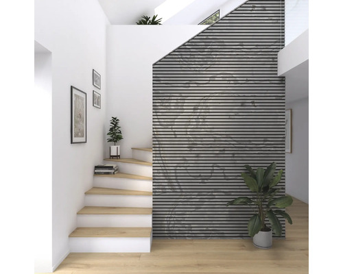 Hall d''entrée lumineux avec escalier, marches en bois, panneaux muraux et plantes d''intérieur pour une ambiance chaleureuse.