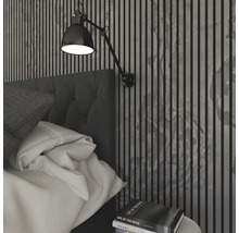 Chambre avec lit, applique murale et panneaux muraux