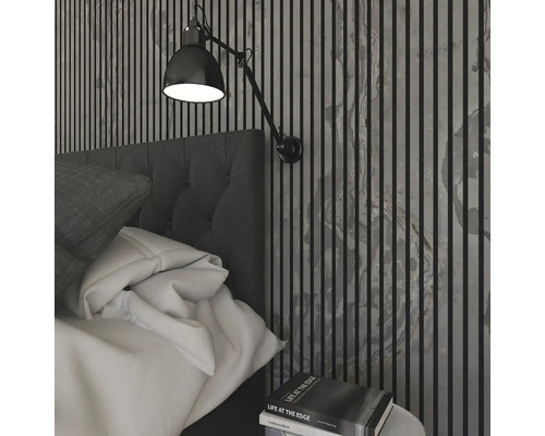 Chambre avec lit, applique murale et panneaux muraux