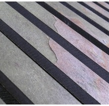 Gros plan d''une surface de panneau acoustique avec des lattes en bois