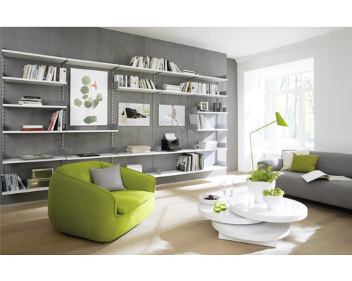 Salon lumineux avec bibliothèque, fauteuil et canapé