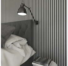 Chambre avec lit, applique murale et table de chevet avec livre