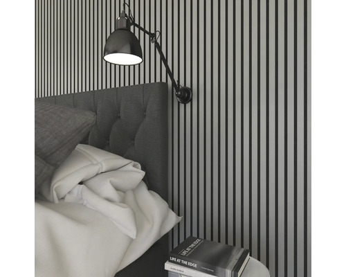 Chambre avec lit, applique murale et table de chevet avec livre