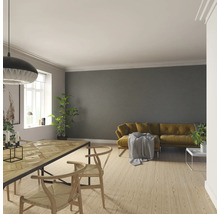 Salon avec table à manger, chaises, canapé et panneaux muraux pour une ambiance de vie moderne.