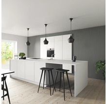 Cuisine claire avec îlot de cuisson, tabourets de bar et suspensions