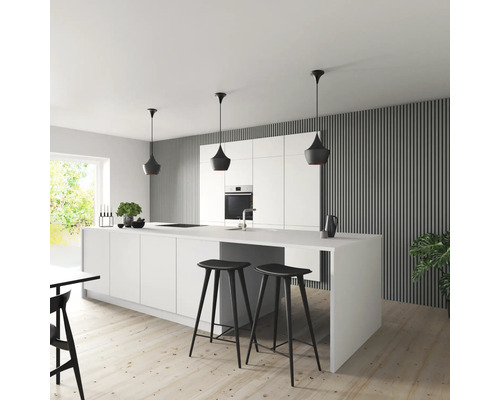 Cuisine claire avec îlot de cuisson, tabourets de bar et suspensions