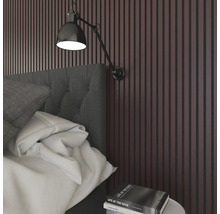 Chambre avec lit, applique et panneaux muraux