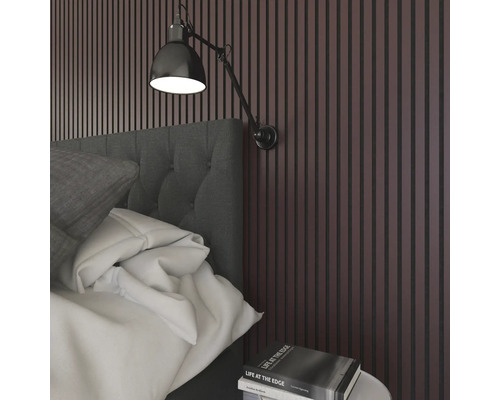 Chambre avec lit, applique et panneaux muraux