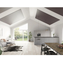 Espace de vie lumineux avec cuisine ouverte, panneaux de plafond, coin salon et table à manger.