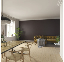 Salon avec table à manger, chaises, canapé et panneaux muraux