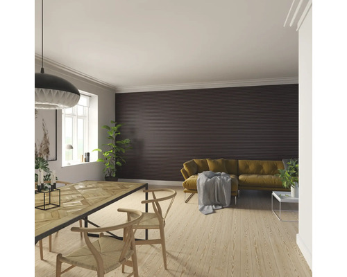 Salon avec table à manger, chaises, canapé et panneaux muraux