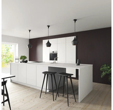 Cuisine claire avec îlot de cuisine, tabourets de bar et suspensions pour un aménagement intérieur moderne