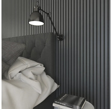 Scène de chambre à coucher avec lit, table de chevet et applique murale pour l''éclairage de la chambre