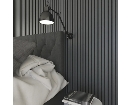 Scène de chambre à coucher avec lit, table de chevet et applique murale pour l''éclairage de la chambre