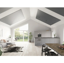 Salon lumineux avec panneaux acoustiques au plafond, canapé, table à manger et cuisine