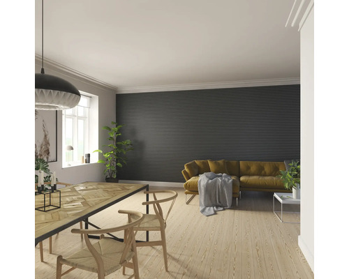 Salon avec table à manger, chaises, canapé et lambris horizontal