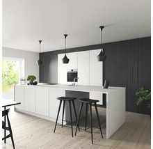 Cuisine moderne avec îlot de cuisine, tabourets de bar et suspensions
