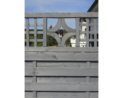 Holzzaun mit dekorativen Elementen für den Garten