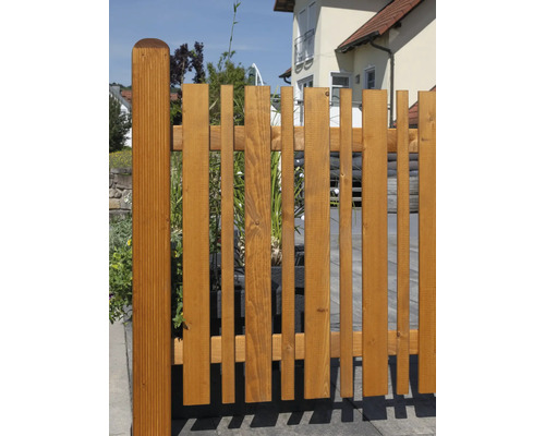 Holzzaun im Aussenbereich mit senkrechten Latten unterschiedlicher Breite