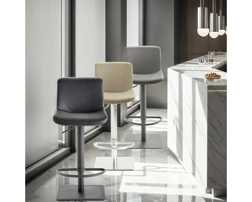 Drei Barhocker mit Fußstütze und quadratischem Fuß in einem Küchenbereich.