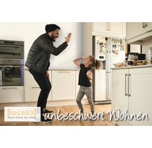 "Vater und Tochter geben sich in einer hellen Küche ein High Five