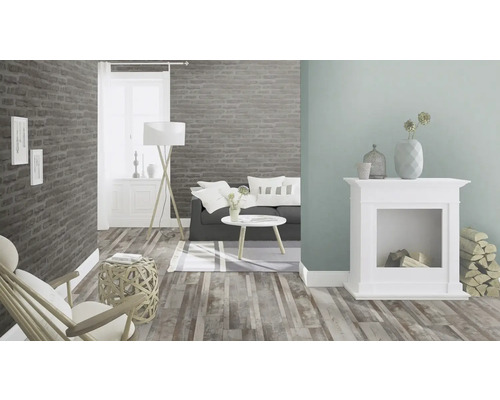 Wohnzimmer mit Sofa, Tisch, Lampe, Kamin, Sessel und Holzboden