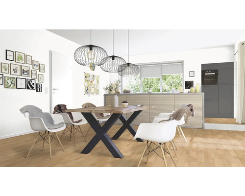 Pièce lumineuse avec table à manger, chaises et suspensions