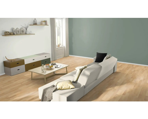 Salon lumineux avec canapé, commode et décoration sur des étagères