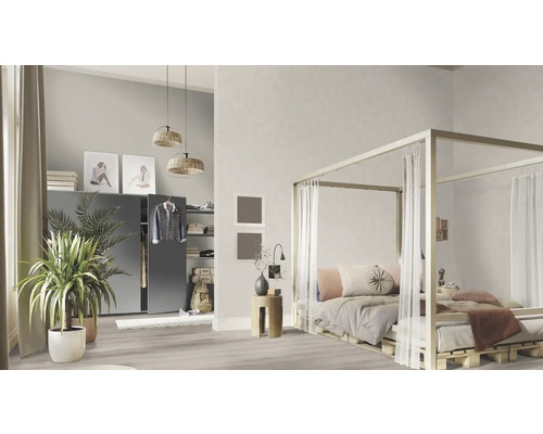 Chambre avec lit à baldaquin, armoire et plantes d''intérieur pour une atmosphère claire et ordonnée