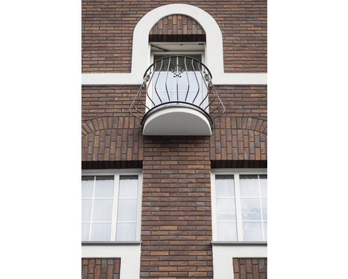 Façade d''un bâtiment en briques avec fenêtre et balcon
