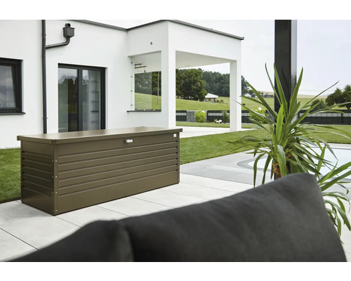Auflagenbox Biohort FreizeitBox 180, 181 x 79 x 71 cm, bronze-metallic Aufnahme einer Aufbewahrungsbox auf einer Terrasse
