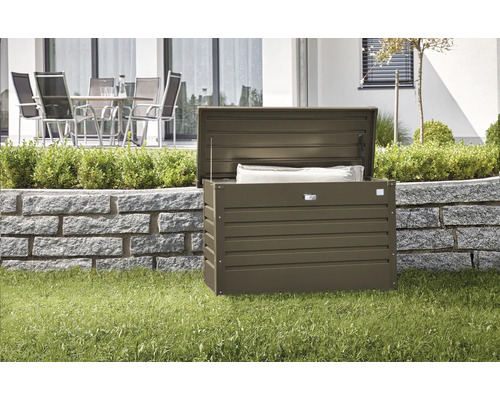 Freizeitbox Biohort 100, 101 x 46 x 61 cm, bronze-metallic Geöffnete Aufbewahrungsbox aus Metall im Garten