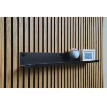 Étagère murale avec globe et cadre photo sur un mur en lambris