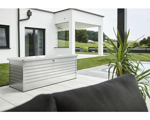 Auflagenbox Biohort FreizeitBox 180, 181 x 79 x 71 cm, silbermetallic Außenaufnahme mit einer silberfarbenen Aufbewahrungsbox aus Metall auf einer Terrasse.