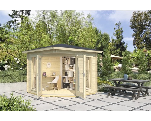 Holzgartenhaus mit geöffneten Türen, Büromöbeln und Sitzgruppe im Freien.