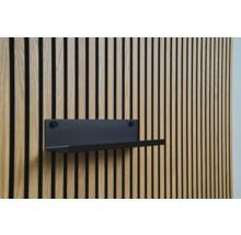 Étagère noire sur un mur lambrissé