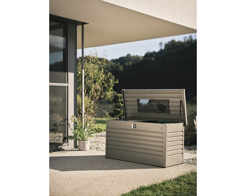 Coffre de jardin ouvert pour ranger les accessoires de jardin à l''extérieur.