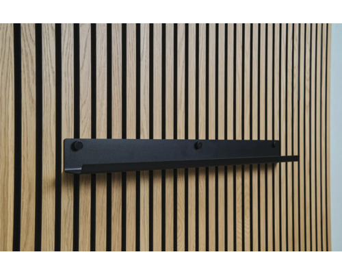 Sonava Function Regal schmal Large 780 x 70 x 80 mm Schwarzes Wandregal an einer Holzlamellenwand