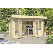 Abri de jardin en bois avec portes vitrées ouvertes et mobilier de bureau dans le jardin