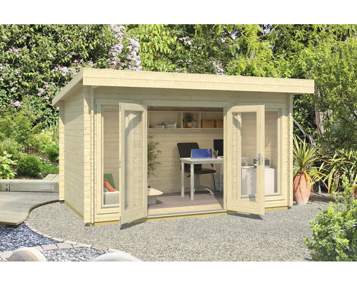 Abri de jardin en bois avec portes vitrées ouvertes et mobilier de bureau dans le jardin