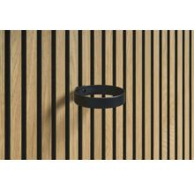 Porte-boissons noir sur un mur à lattes en bois