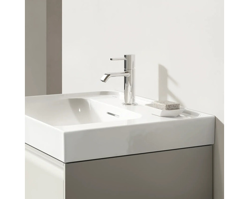 Lavabo avec robinet et savon dans la salle de bain