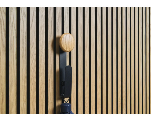 Holzpaneelwand mit Kleiderhaken und Regenschirm