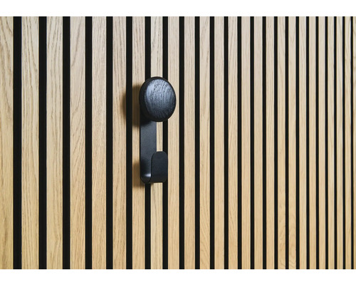 Holzpaneelwand mit schwarzem Garderobenhaken
